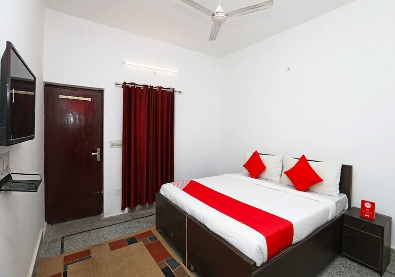 Oyo 36700 Hotel Indians