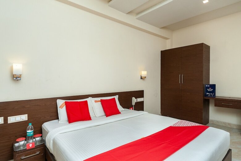 Hotel Oyo 33352 The Royal Park