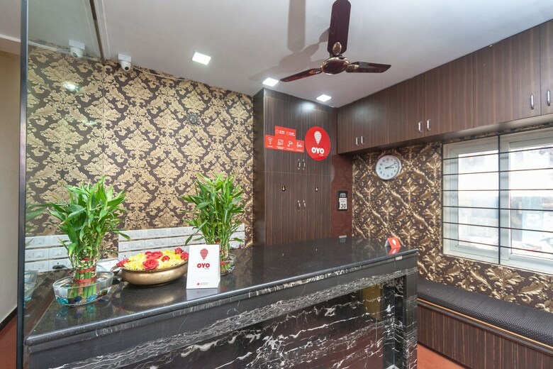 Hotel Oyo 8410 Rajeswari Tower