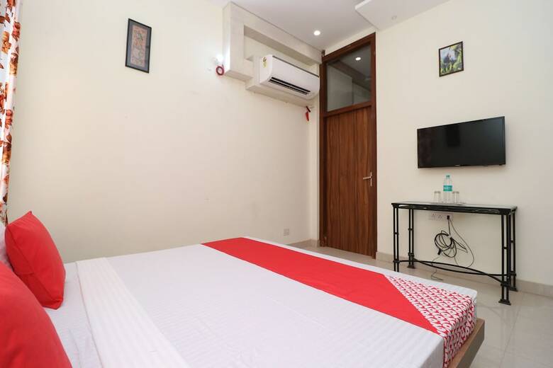 Hotel Oyo 24025 Sharan Square