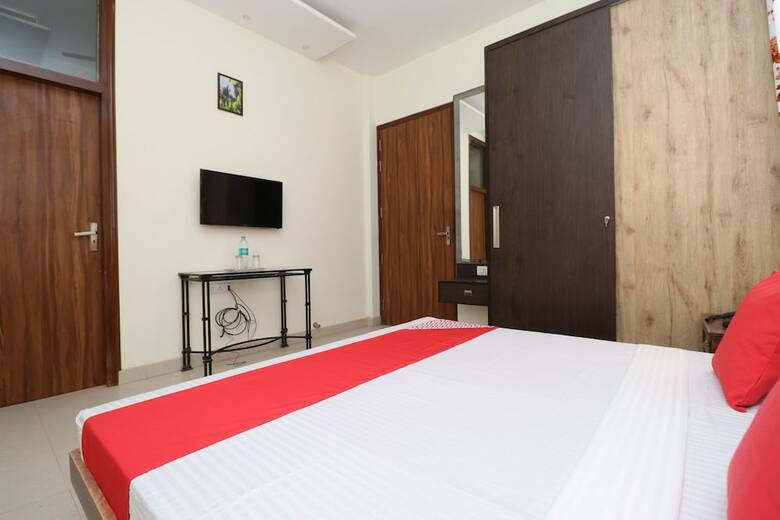 Hotel Oyo 24025 Sharan Square
