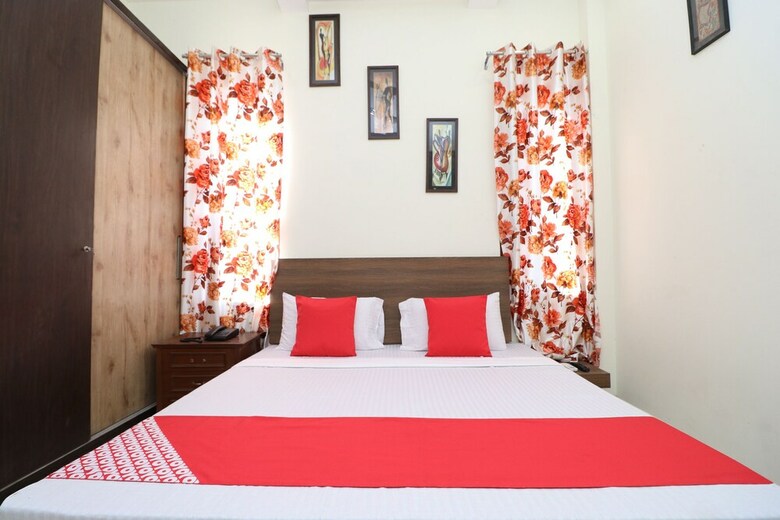 Hotel Oyo 24025 Sharan Square