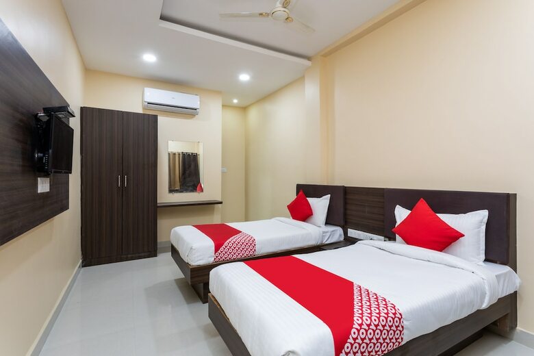 Oyo 28247 Hotel Smr Palace