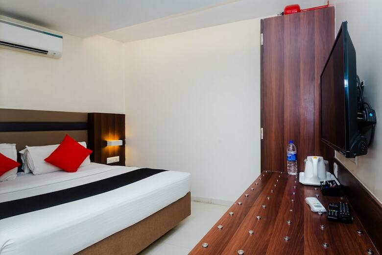 Hotel Capital O 29704 Regal International