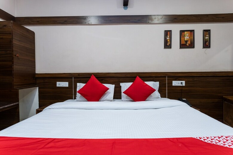 Oyo 33406 Hotel Paras