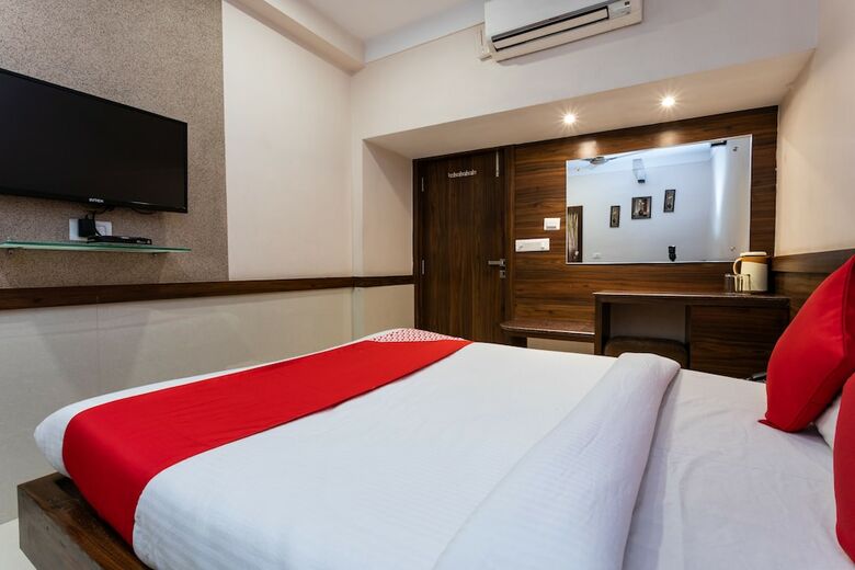 Oyo 33406 Hotel Paras