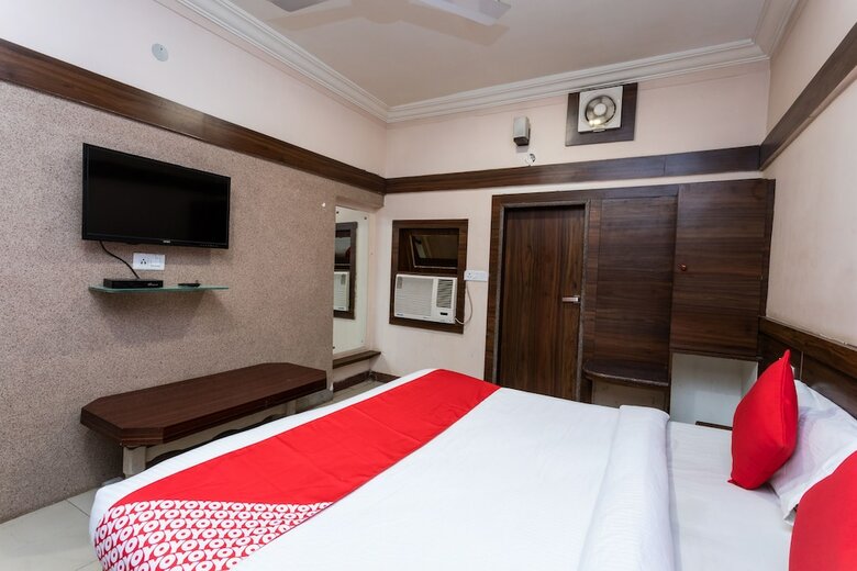 Oyo 33406 Hotel Paras