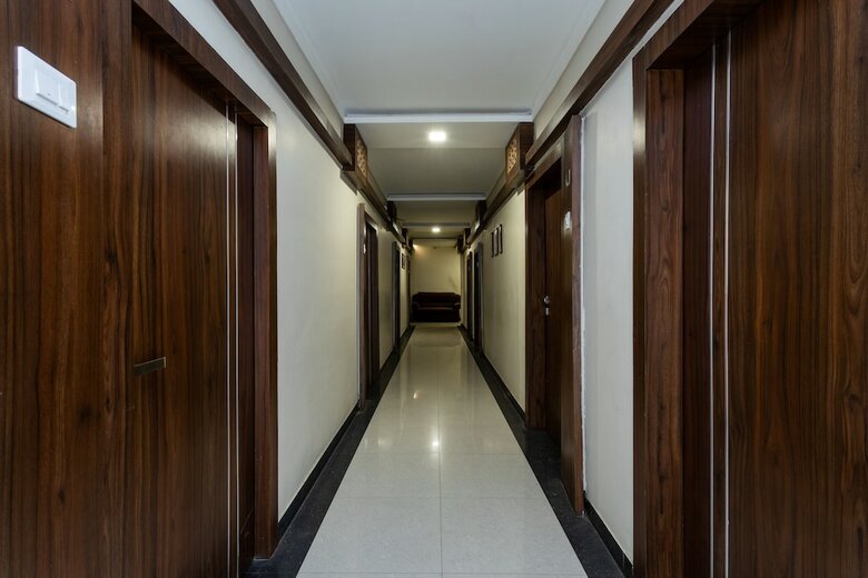 Oyo 33406 Hotel Paras
