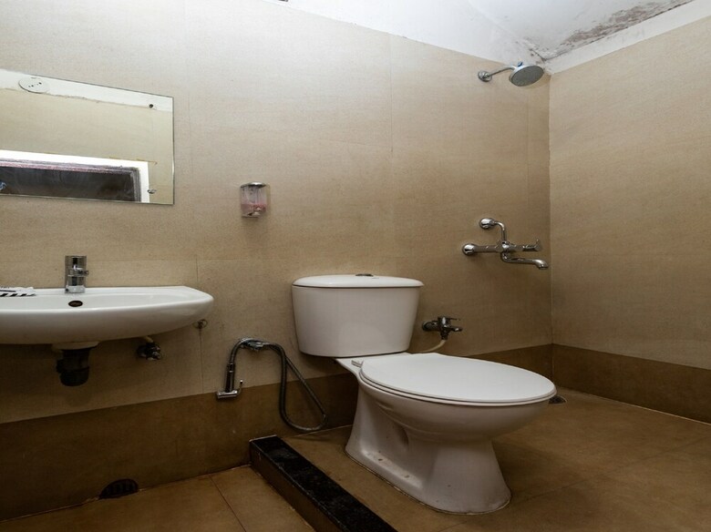 Oyo 33406 Hotel Paras