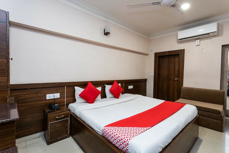 Oyo 33406 Hotel Paras
