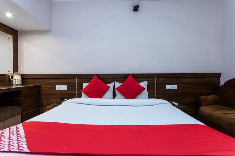 Oyo 33406 Hotel Paras