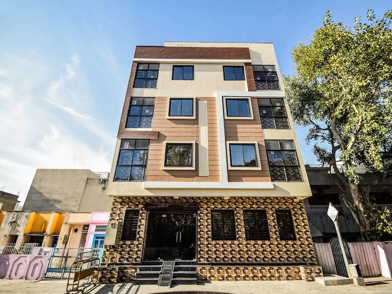 Hotel Oyo 30911 Eleven 43 Suites