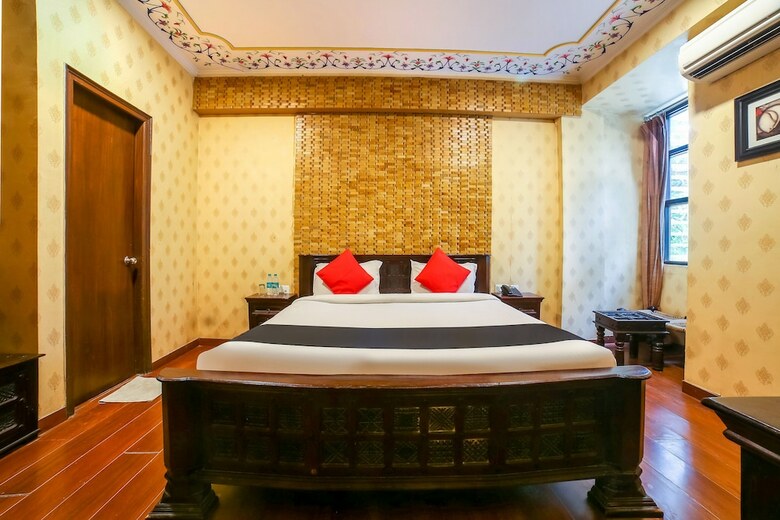 Capital O 38526 Hotel Epic