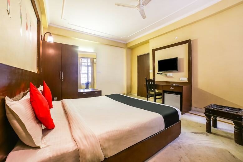Capital O 38526 Hotel Epic