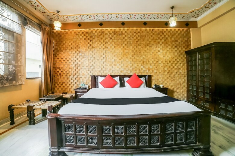 Capital O 38526 Hotel Epic