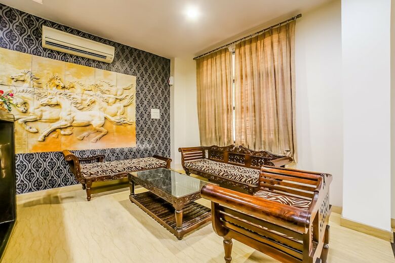 Capital O 38526 Hotel Epic
