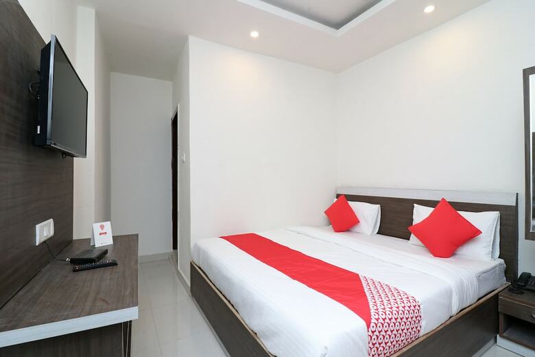 Hotel Oyo 18848 Paradise Inn