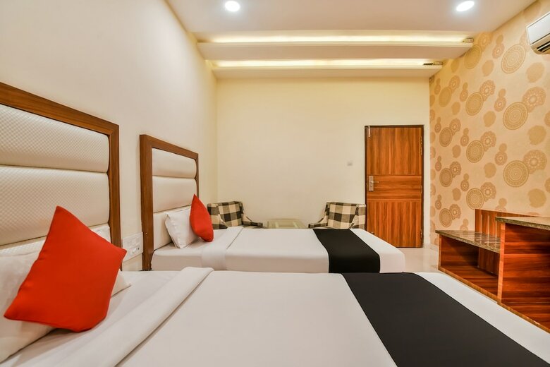 Capital O 39418 Hotel Harsh Deep