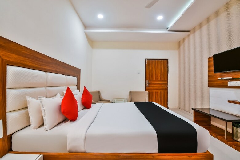 Capital O 39418 Hotel Harsh Deep