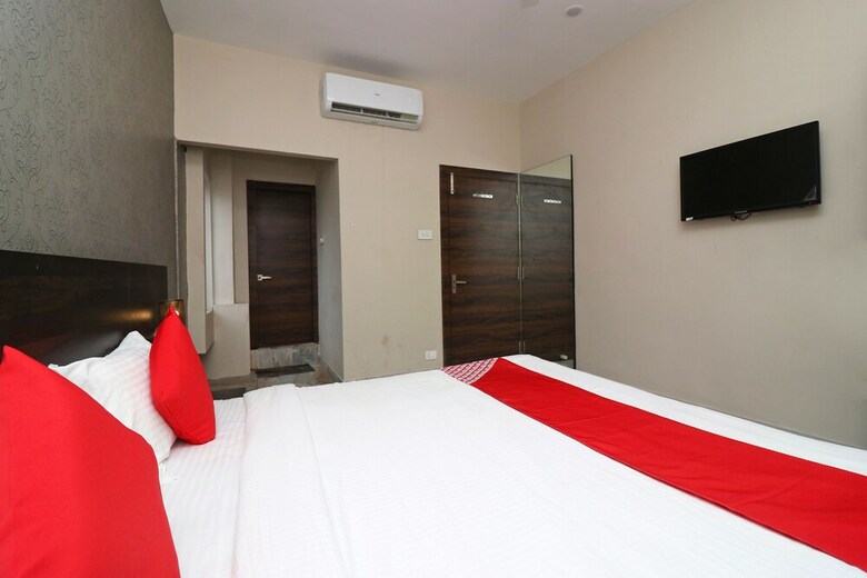 Hotel Oyo 23639 Krishna Plaza