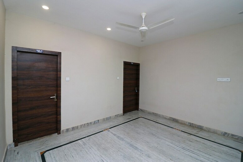 Hotel Oyo 23639 Krishna Plaza