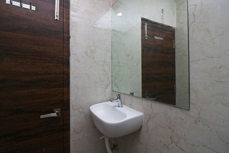 Hotel Oyo 23639 Krishna Plaza