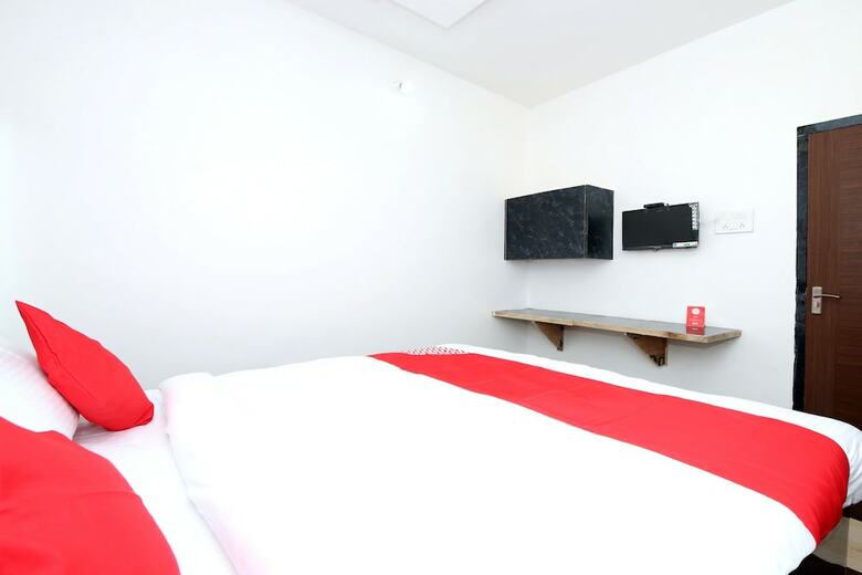 Oyo 26738 Hotel Supreet