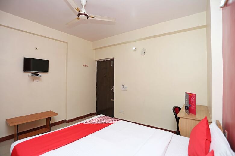 Oyo Flagship 26480 Hotel Nisa