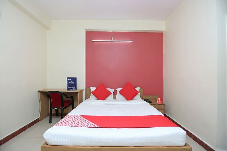 Oyo Flagship 26480 Hotel Nisa