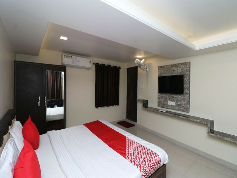 Oyo 30884 Hotel Lr Regency