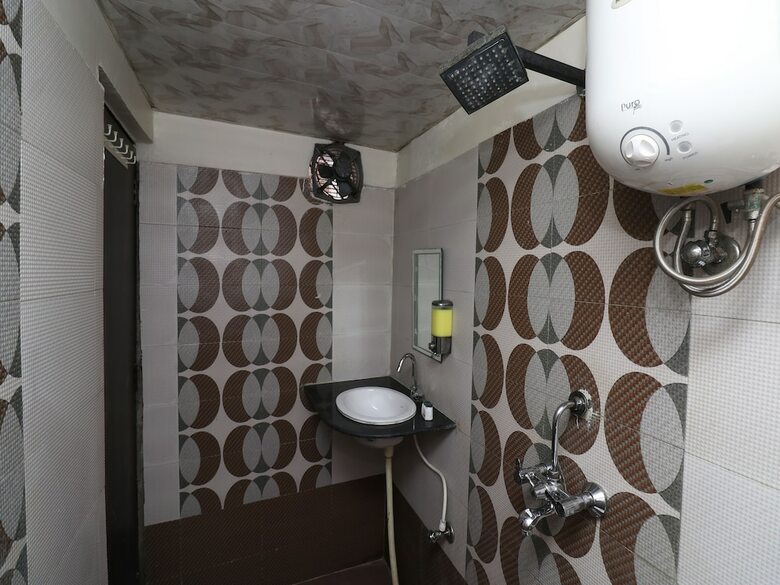 Oyo 30884 Hotel Lr Regency