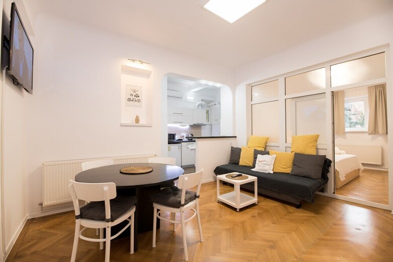 Apartment Batistei Near Old Town