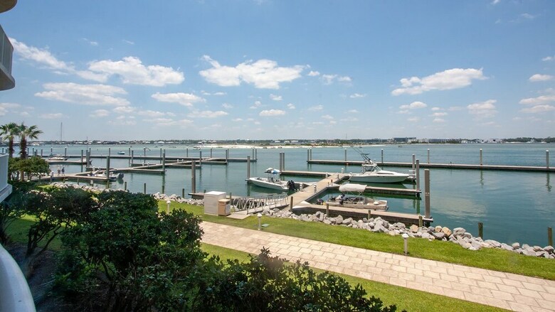 Modern Condo With Bay View - Unit Crb0106