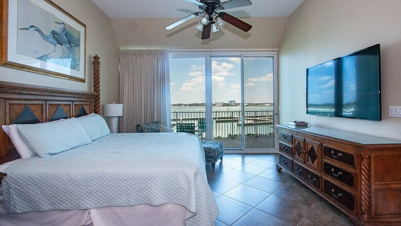 Modern Condo With Bay View - Unit Crb0106