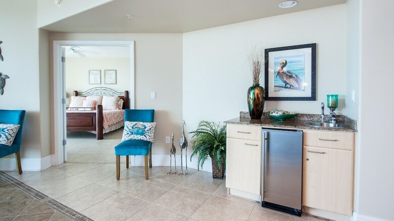 Modern Condo Overlooking The Gulf - Unit Crb0411