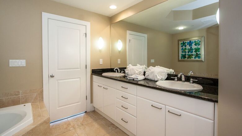 Cozy Two Bedroom Condo - Unit Crc0801