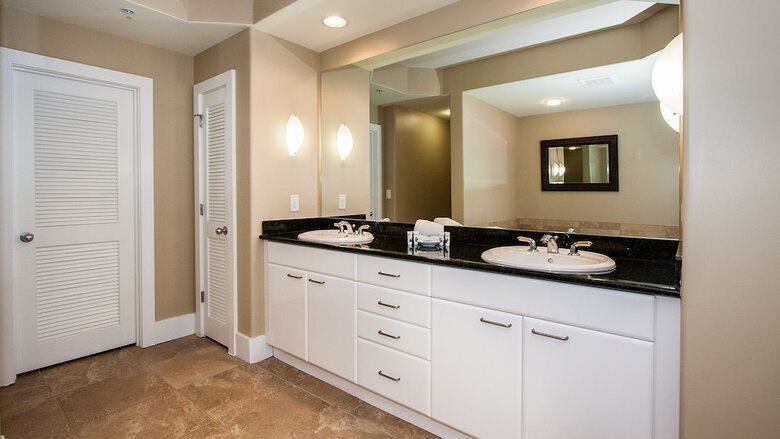 Spacious Condo With Media Room - Unit Crd0210