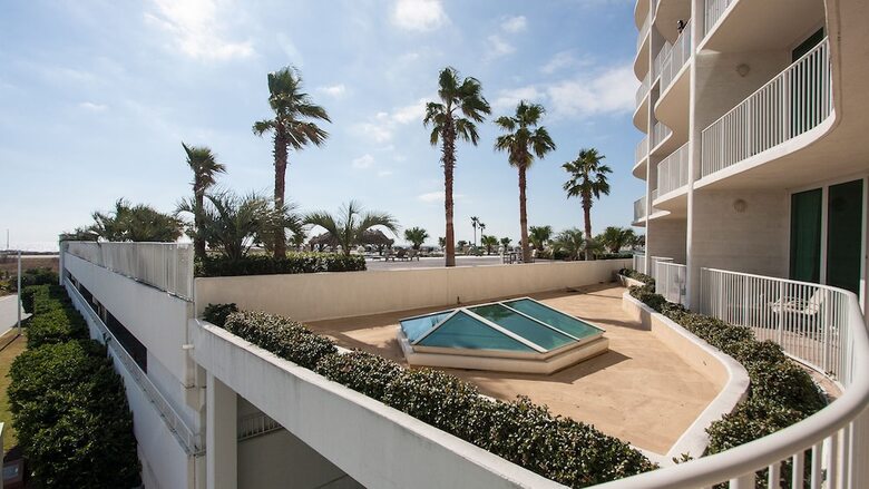 Spacious Condo With Media Room - Unit Crd0210