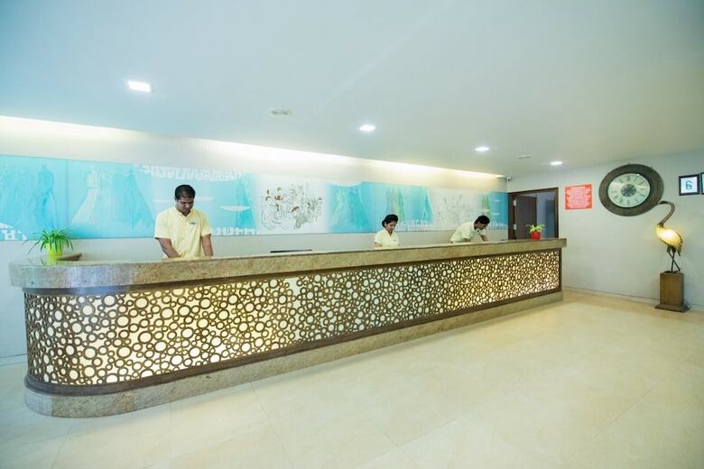 Hotel Neelams The Glitz
