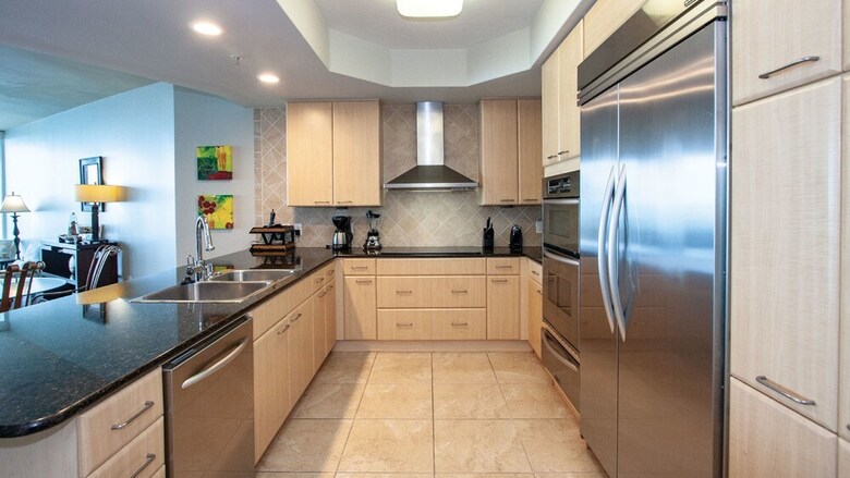 Three Bedroom Condo Overlooking The Bay - Unit Crc1105