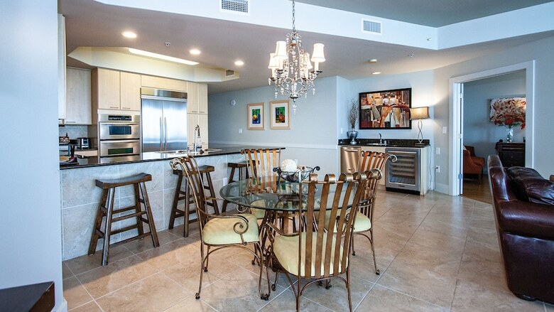 Three Bedroom Condo Overlooking The Bay - Unit Crc1105