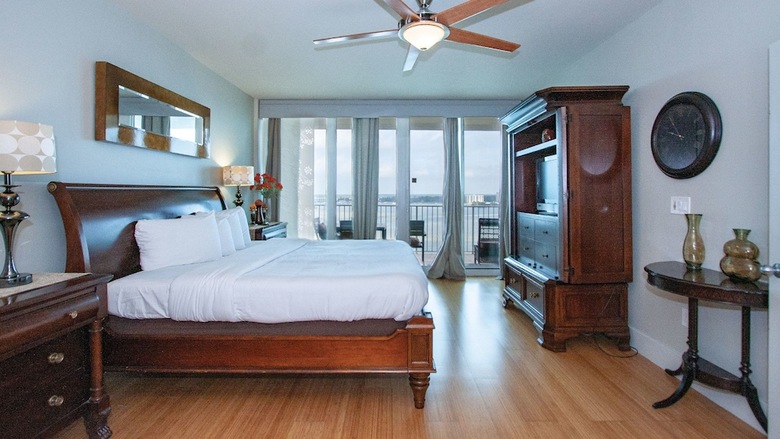 Three Bedroom Condo Overlooking The Bay - Unit Crc1105