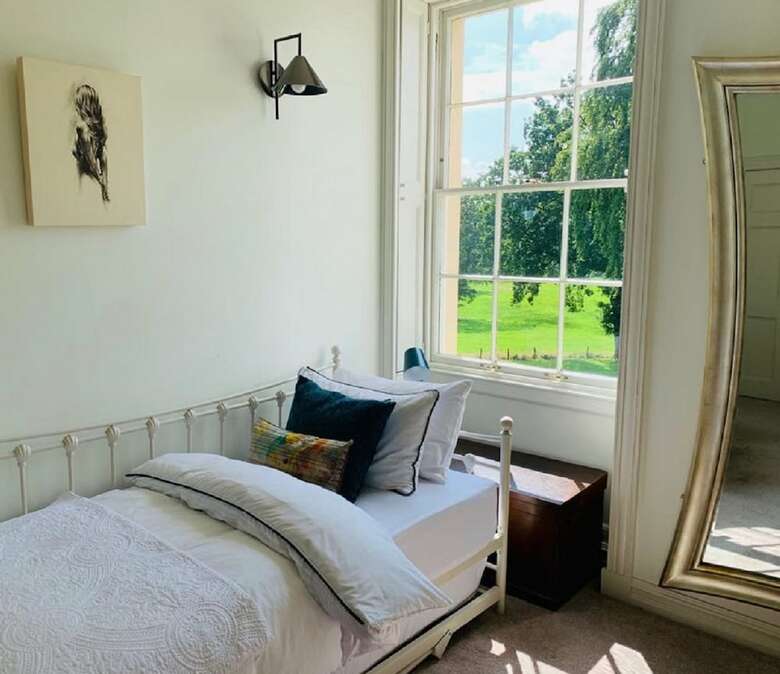 Bed & Breakfast Llwynhelig Manor