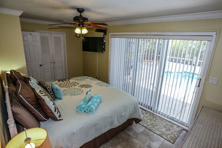 180 Hibiscus Dr. - M