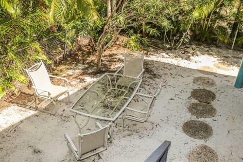 5583 Estero Blvd Iguana Mama's Beach House