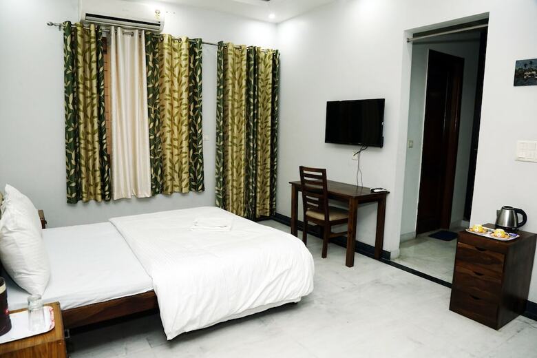 Hotel J P Residency