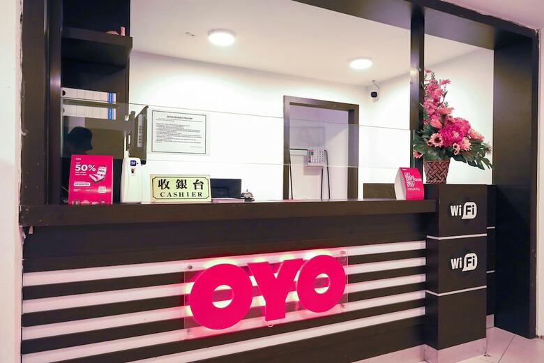 Hotel Oyo 1227 AA Inn