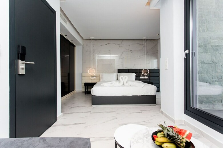 Hotel Crystal Villas & Suites