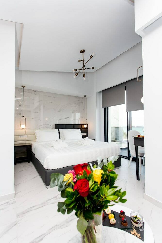 Hotel Crystal Villas & Suites