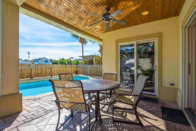 6 Bd Tropical Getaway With Pool & Beach Access!